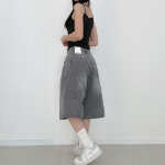 Джинсовые бермуды с широким кроем и накладными карманами в стиле карпентер