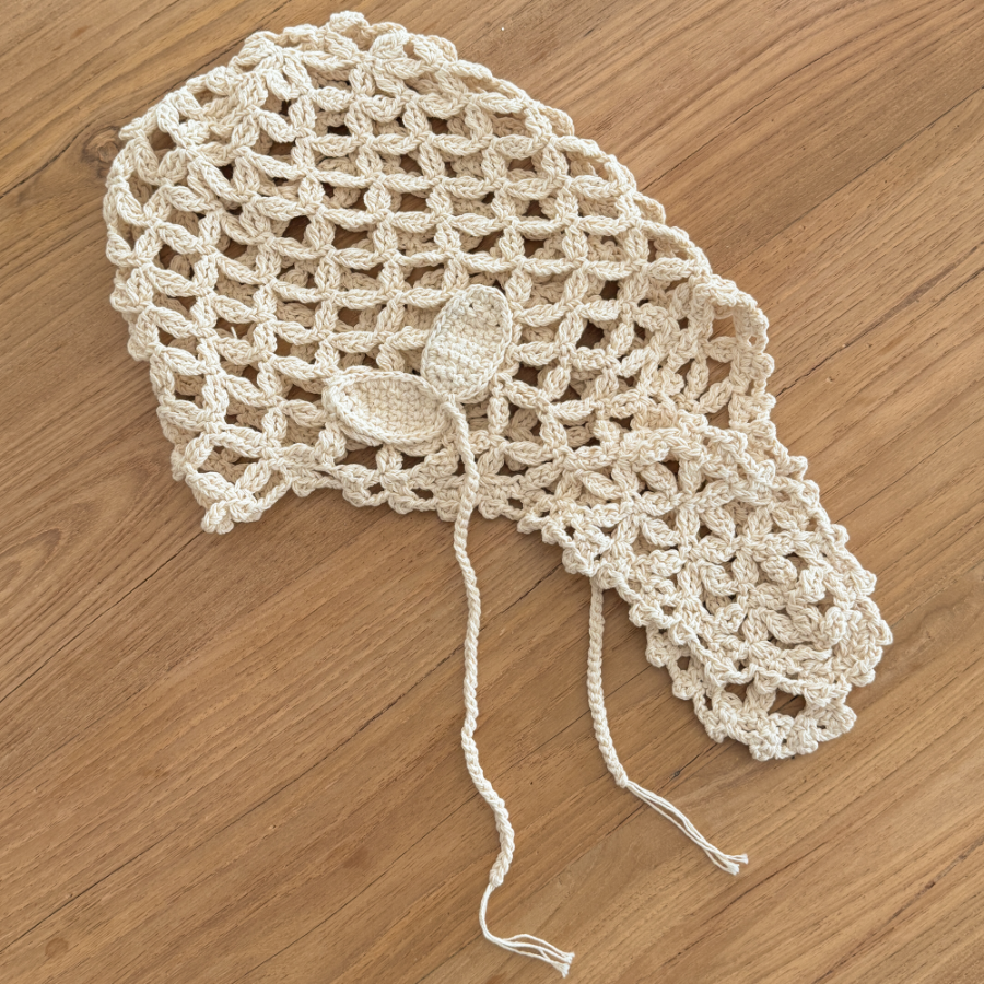 Летняя вязаная шапочка-сеточка с ростком — уникальный аксессуар с природным настроением