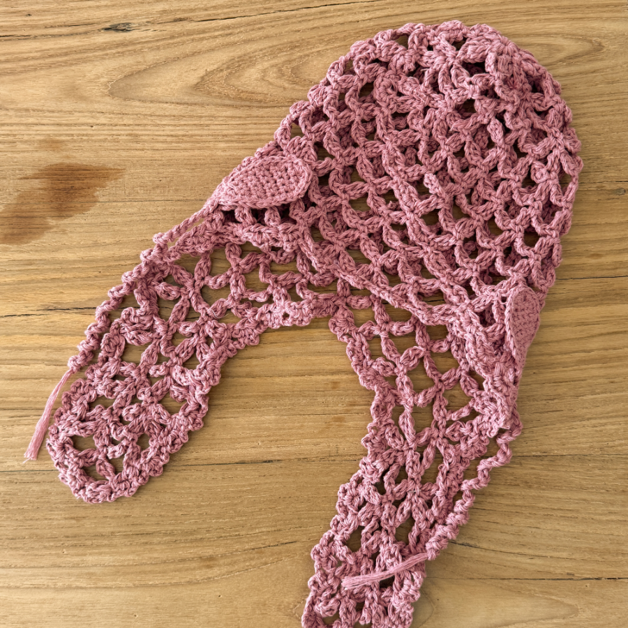 Летняя вязаная шапочка-сеточка с ростком — уникальный аксессуар с природным настроением