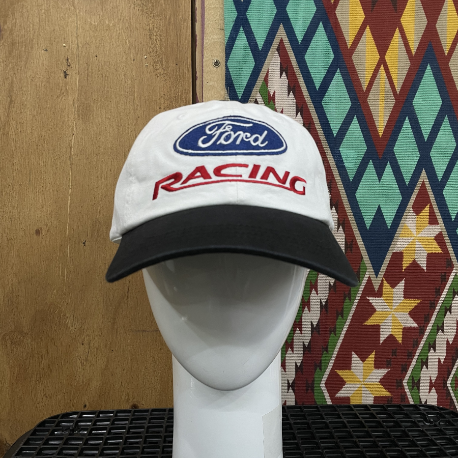 Бейсболка Racing — динамичный акцент в повседневном образе