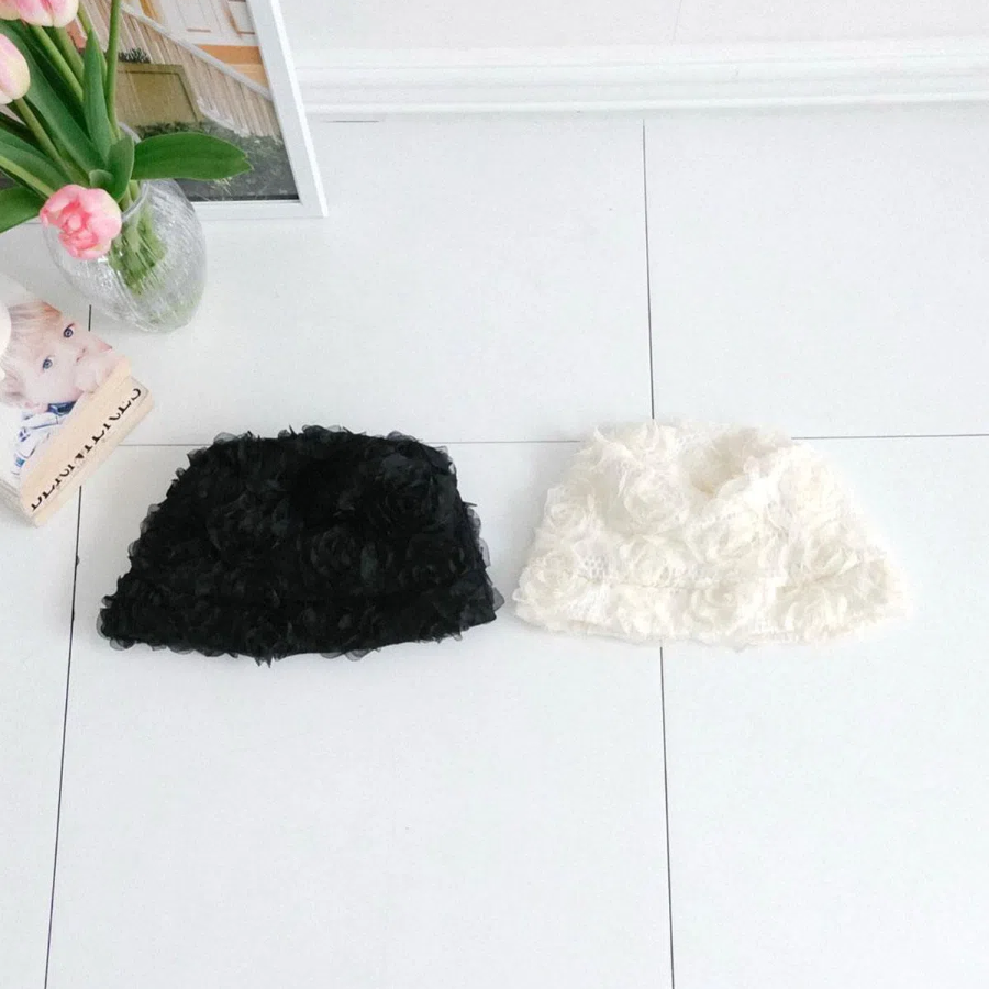 Шифоновая панама с розами — романтичный штрих для повседневных и отпускных образов