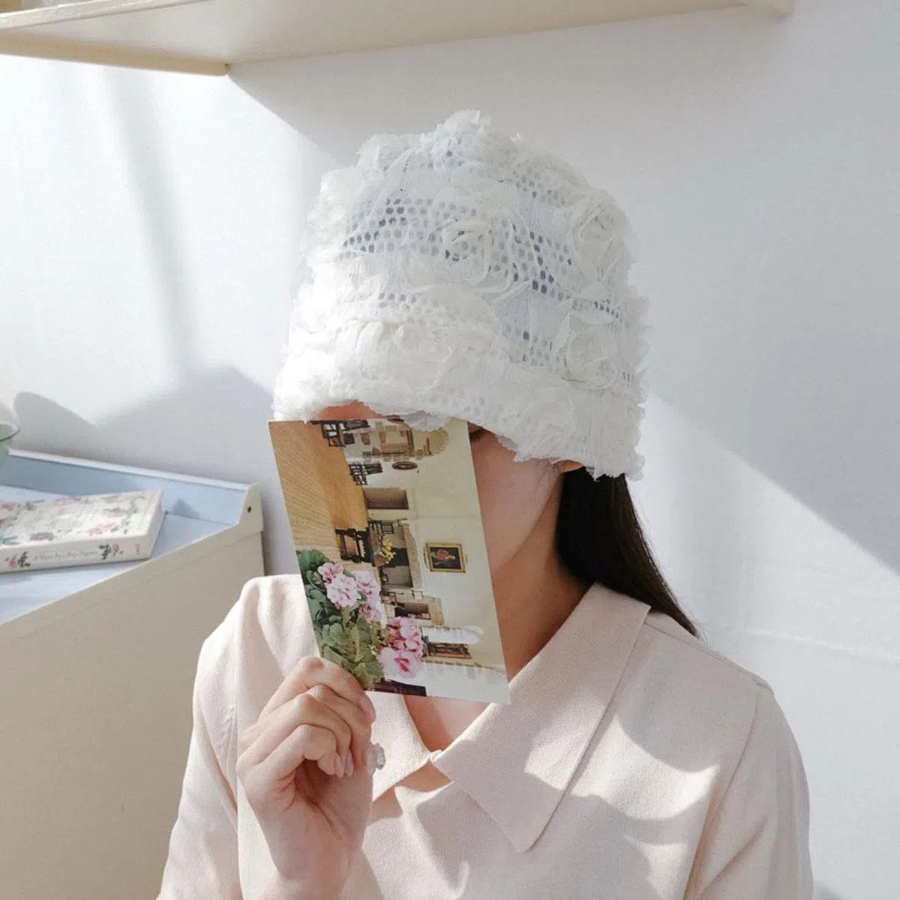 Шифоновая панама с розами — романтичный штрих для повседневных и отпускных образов