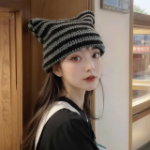 Тёплая зимняя шапка с "рожками" — стильный акцент для яркого зимнего образа