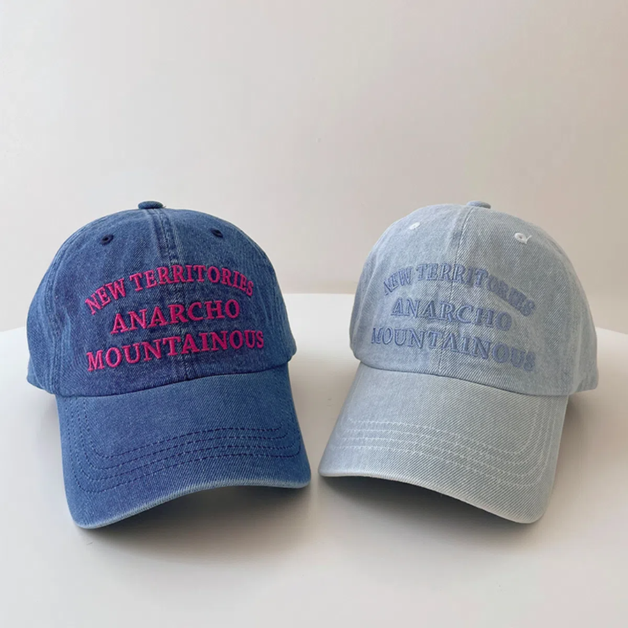 Джинсовая бейсболка— универсальный акцент в повседневном стиле