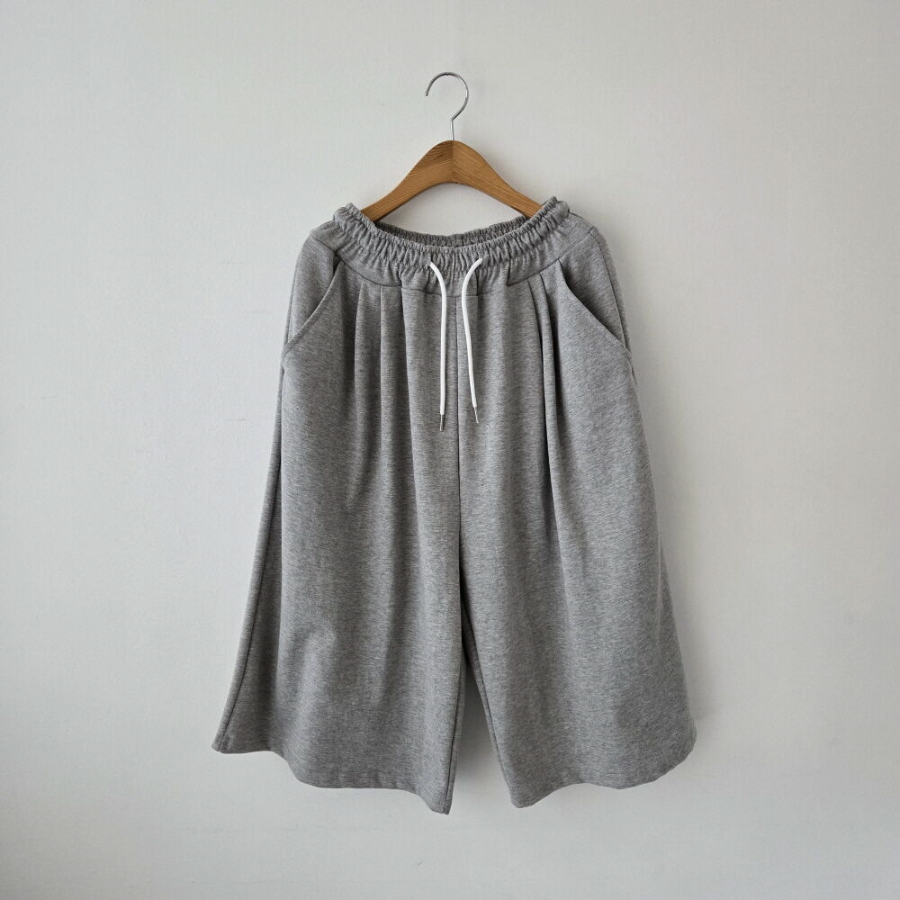 Унисекс бермуды 7/8 с защипами, широкий крой, спортивный стиль