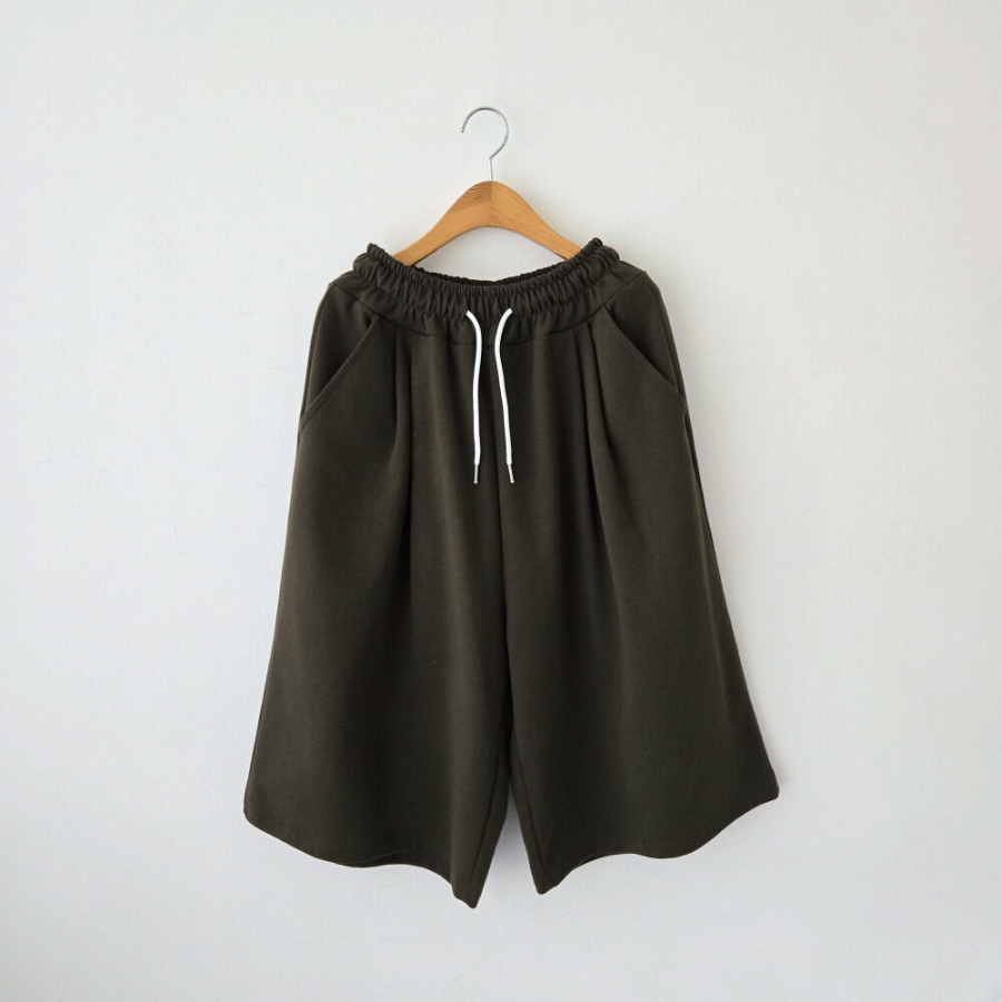 Унисекс бермуды 7/8 с защипами, широкий крой, спортивный стиль