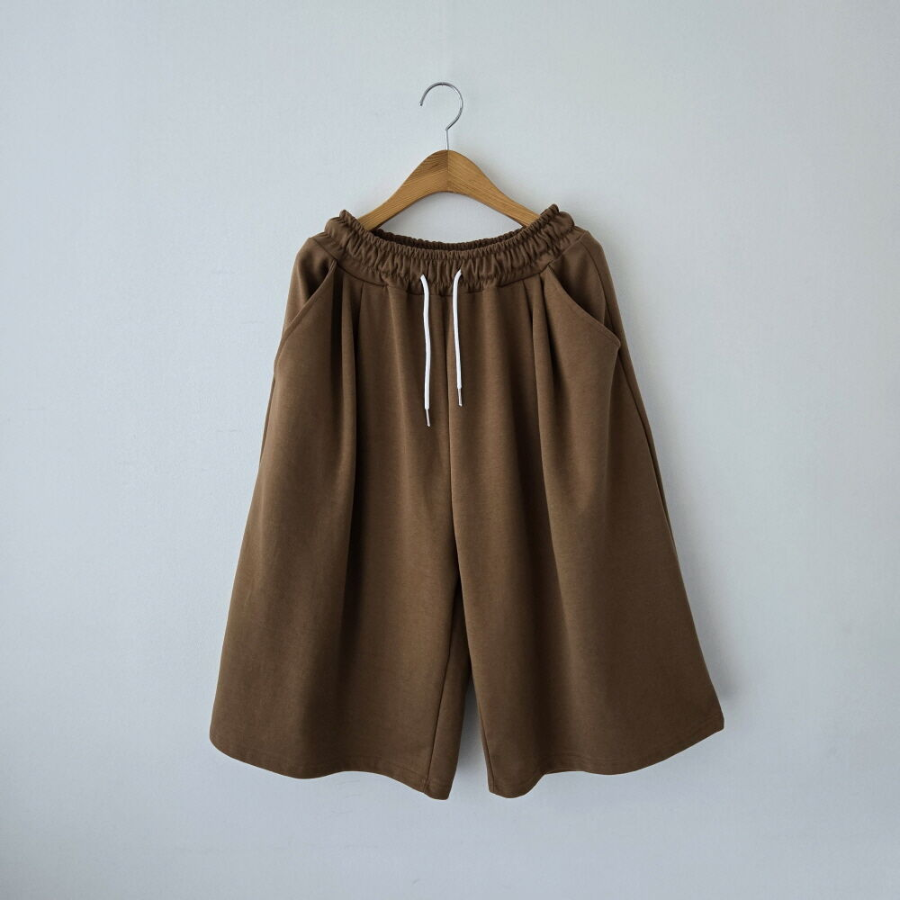 Унисекс бермуды 7/8 с защипами, широкий крой, спортивный стиль