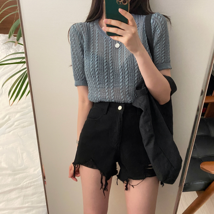 Ультракороткие джинсовые шорты с потертостями и необработанным краем