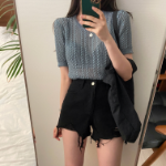 Ультракороткие джинсовые шорты с потертостями и необработанным краем