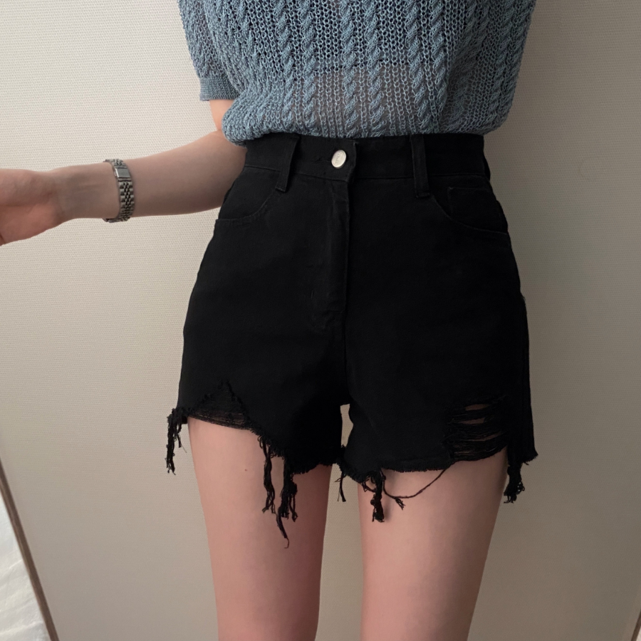 Ультракороткие джинсовые шорты с потертостями и необработанным краем