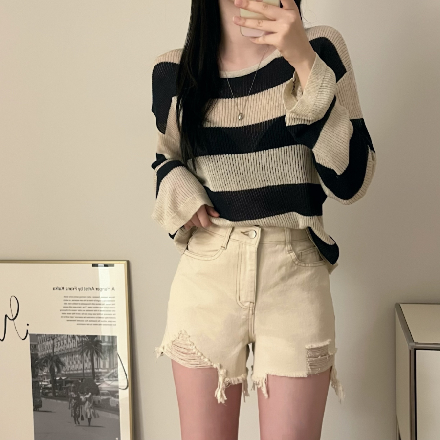 Ультракороткие джинсовые шорты с потертостями и необработанным краем