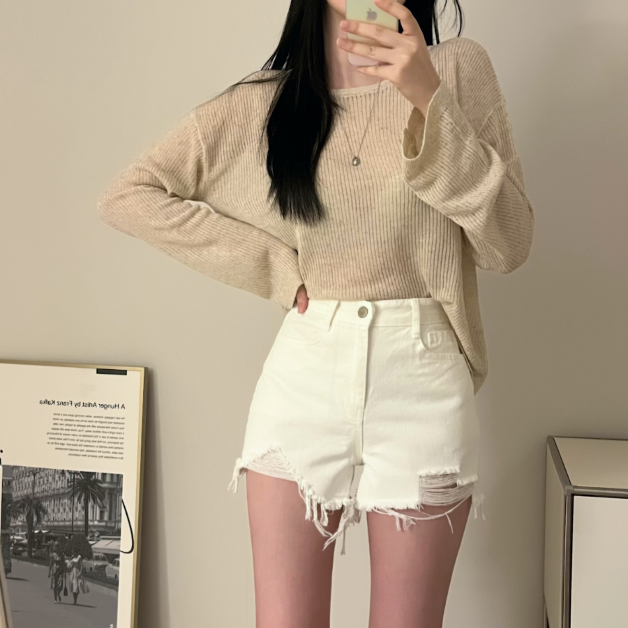 Ультракороткие джинсовые шорты с потертостями и необработанным краем