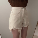 Ультракороткие джинсовые шорты с потертостями и необработанным краем