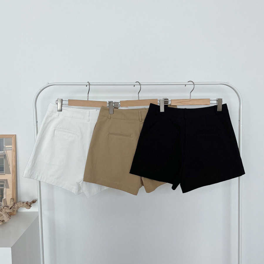 Шорты с поясом и защипами из высококачественного хлопка