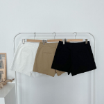 Шорты с поясом и защипами из высококачественного хлопка