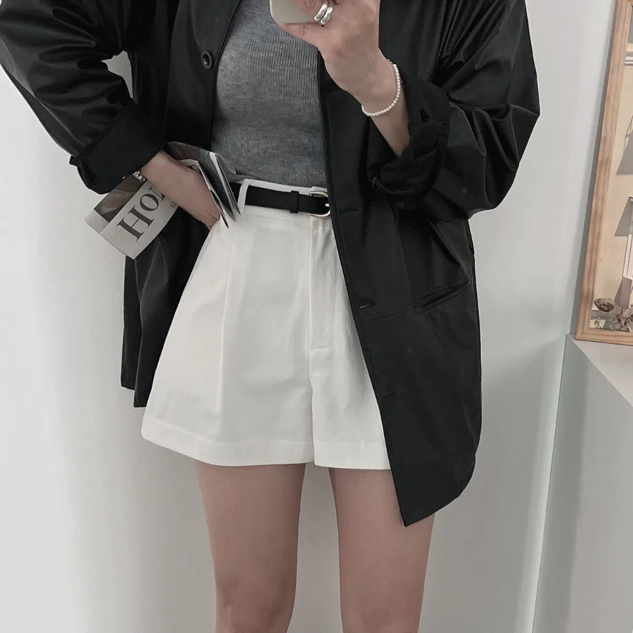 Шорты с поясом и защипами из высококачественного хлопка