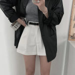 Шорты с поясом и защипами из высококачественного хлопка