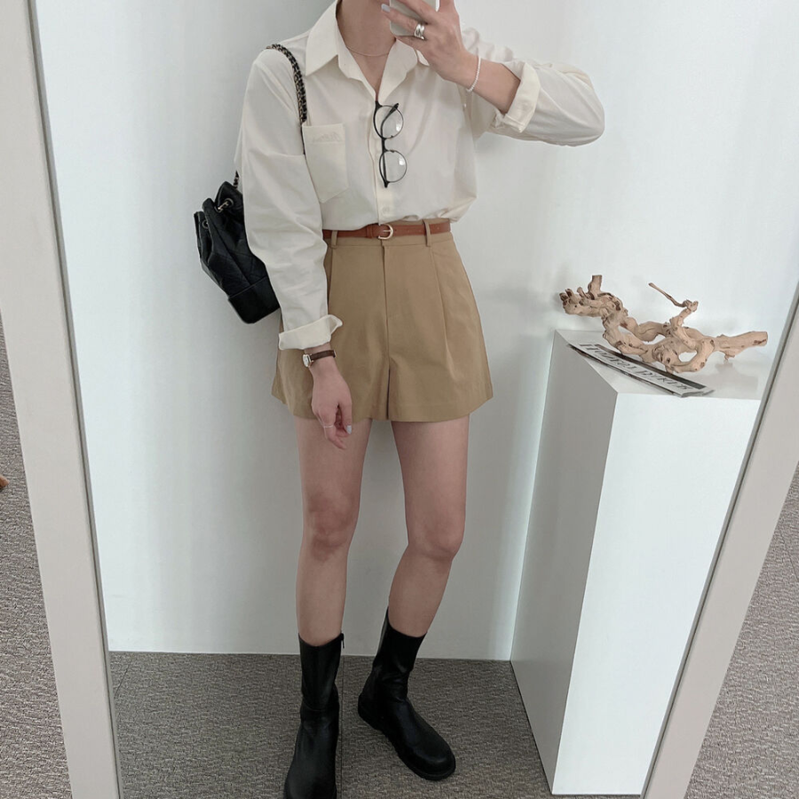 Шорты с поясом и защипами из высококачественного хлопка