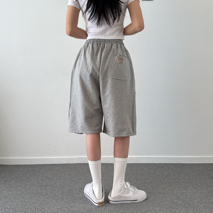 Бермуды с накладными карманами и защипами Point