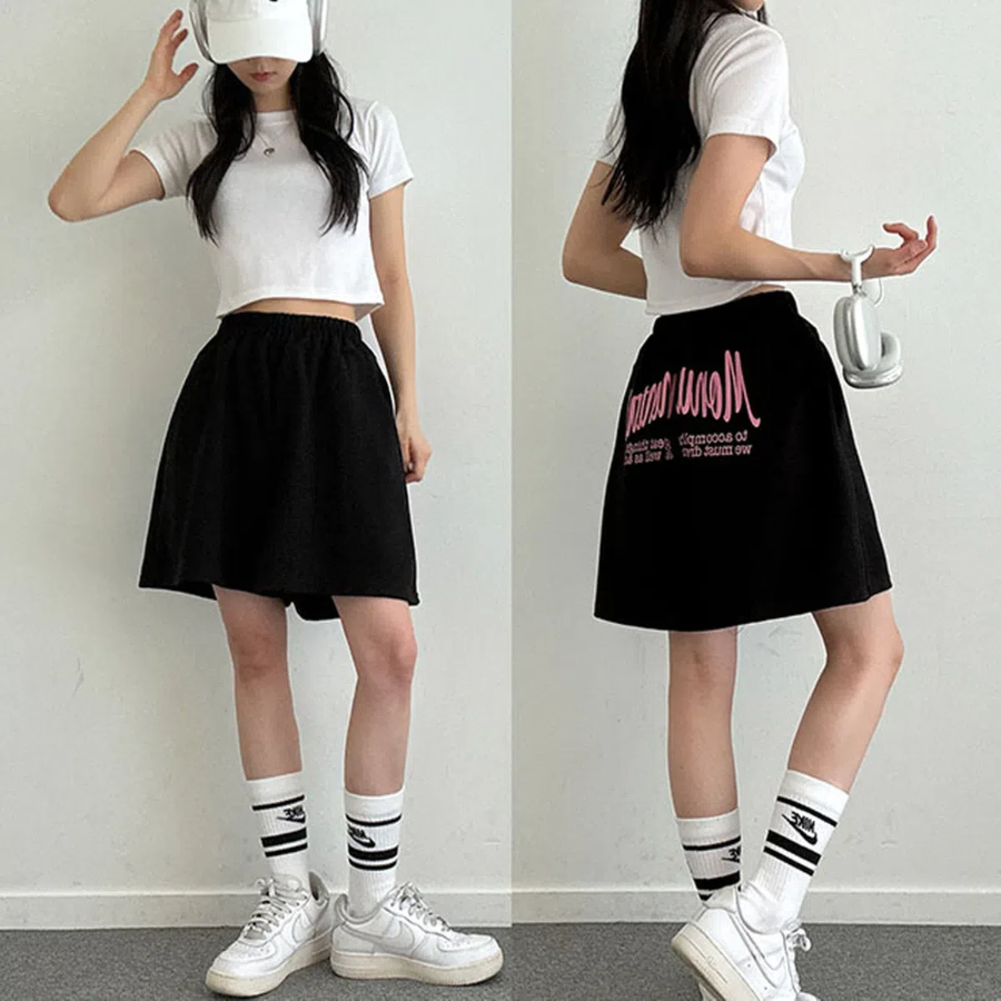 Женские спортивные шорты с защипами и надписью на бёдре