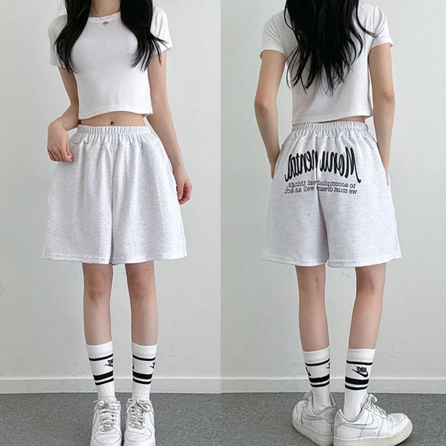 Женские спортивные шорты с защипами и надписью на бёдре