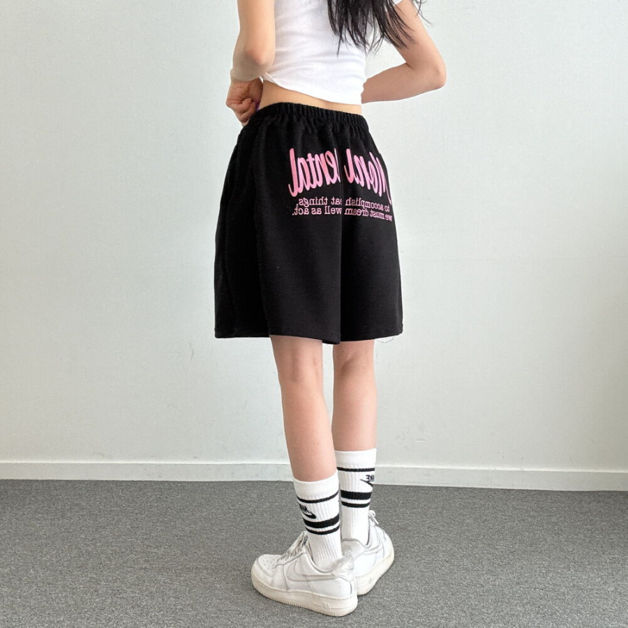 Женские спортивные шорты с защипами и надписью на бёдре