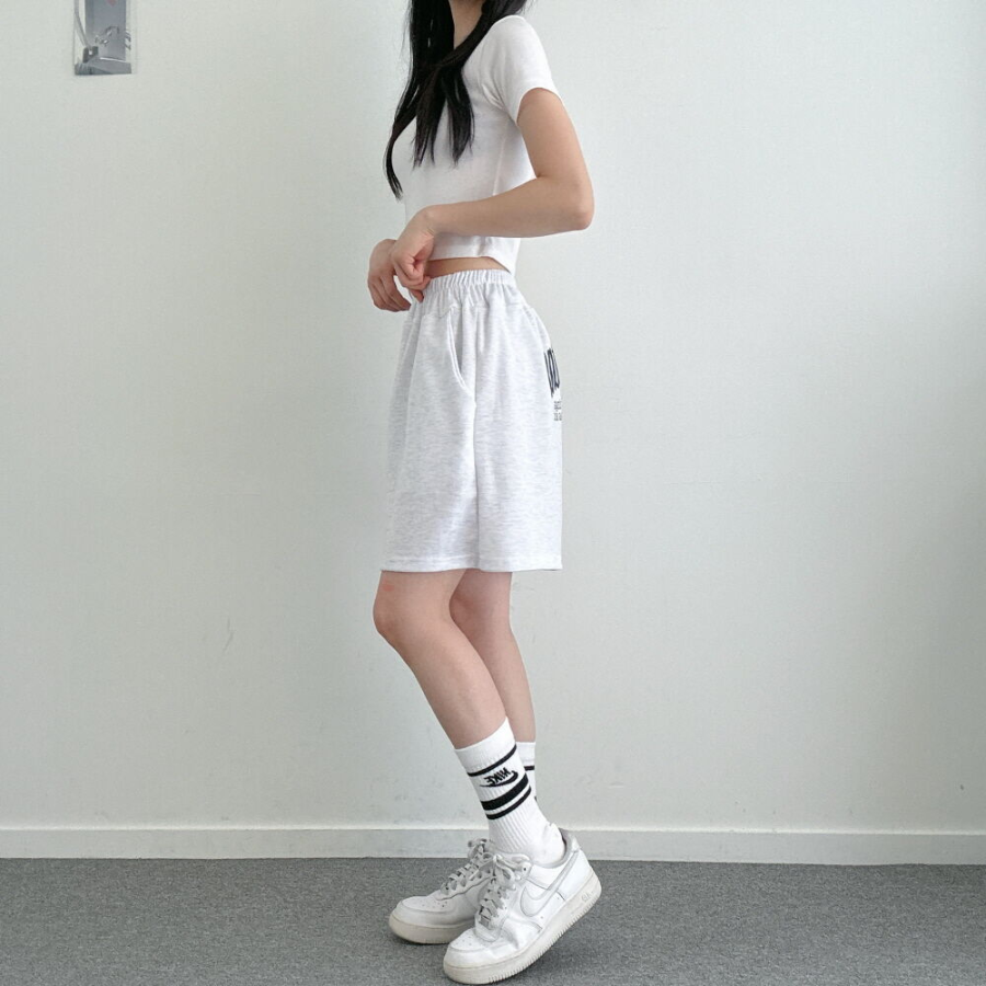 Женские спортивные шорты с защипами и надписью на бёдре