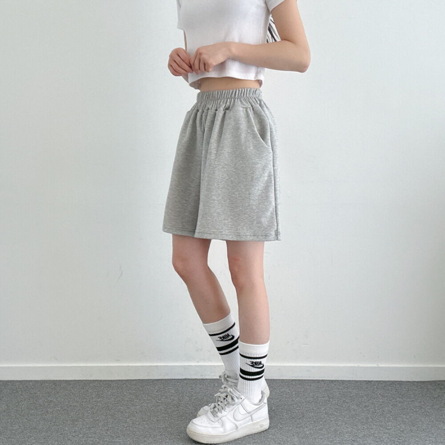 Женские спортивные шорты с защипами и надписью на бёдре