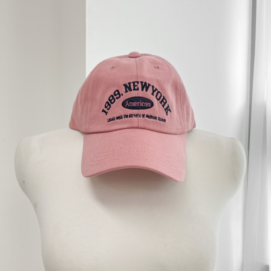 Бейсболка Vivid Alphabet Embroidered Cap — яркий акцент и эффект "маленького лица" в стиле корейских звёзд