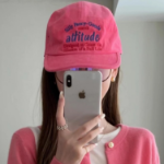 Бейсболка Mua Color-Block Embroidered Cap — стильный микс Y2K эстетики и винтажного стритвира