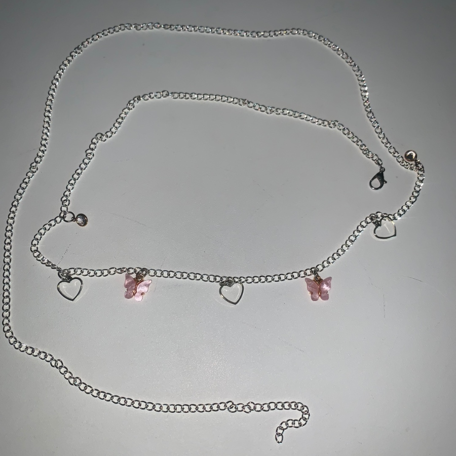Цепочный серебристый ремень с сердечками и розовыми бабочками — яркий акцент в стиле хайтин
