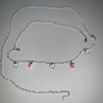 Цепочный серебристый ремень с сердечками и розовыми бабочками — яркий акцент в стиле хайтин