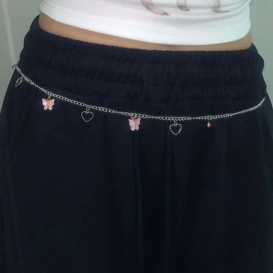 Цепочный серебристый ремень с сердечками и розовыми бабочками — яркий акцент в стиле хайтин