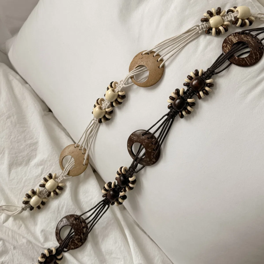 Пояс-верёвка с деревянными цветами — этнический акцент в бохо-стиле