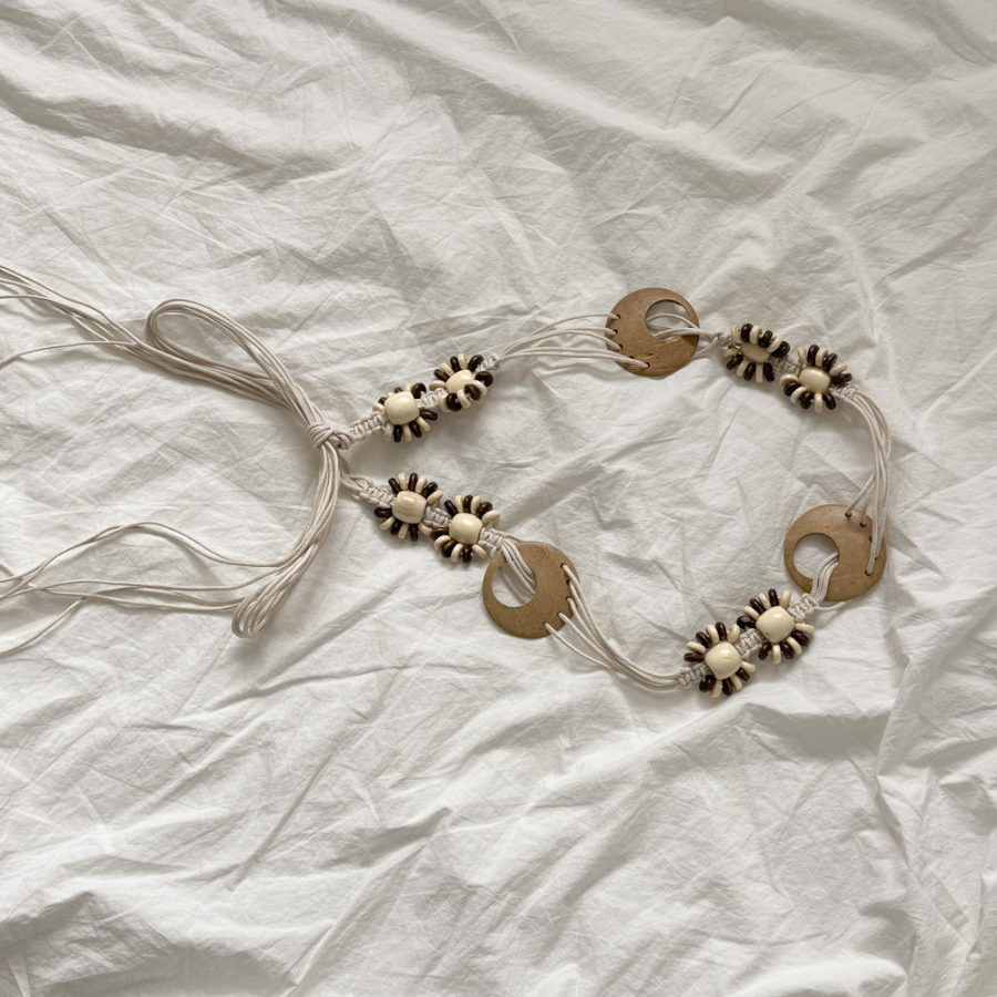 Пояс-верёвка с деревянными цветами — этнический акцент в бохо-стиле