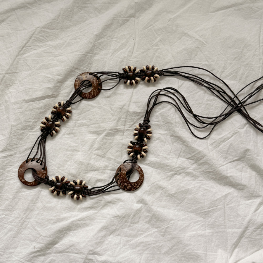 Пояс-верёвка с деревянными цветами — этнический акцент в бохо-стиле