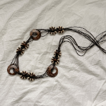 Пояс-верёвка с деревянными цветами — этнический акцент в бохо-стиле