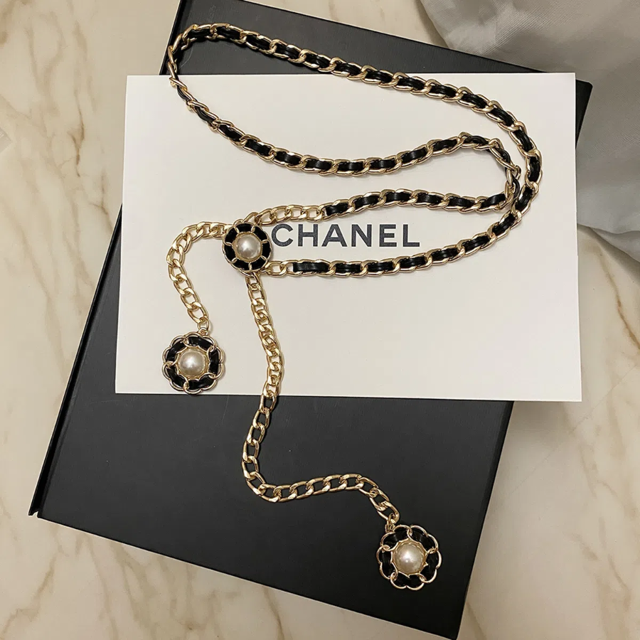 Camellia Pearl Chain Belt — пояс-цепочка с цветком камелии, жемчугом и золотым блеском