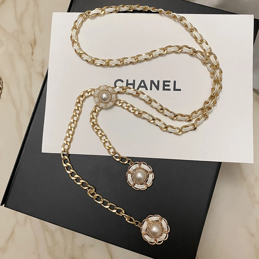 Camellia Pearl Chain Belt — пояс-цепочка с цветком камелии, жемчугом и золотым блеском