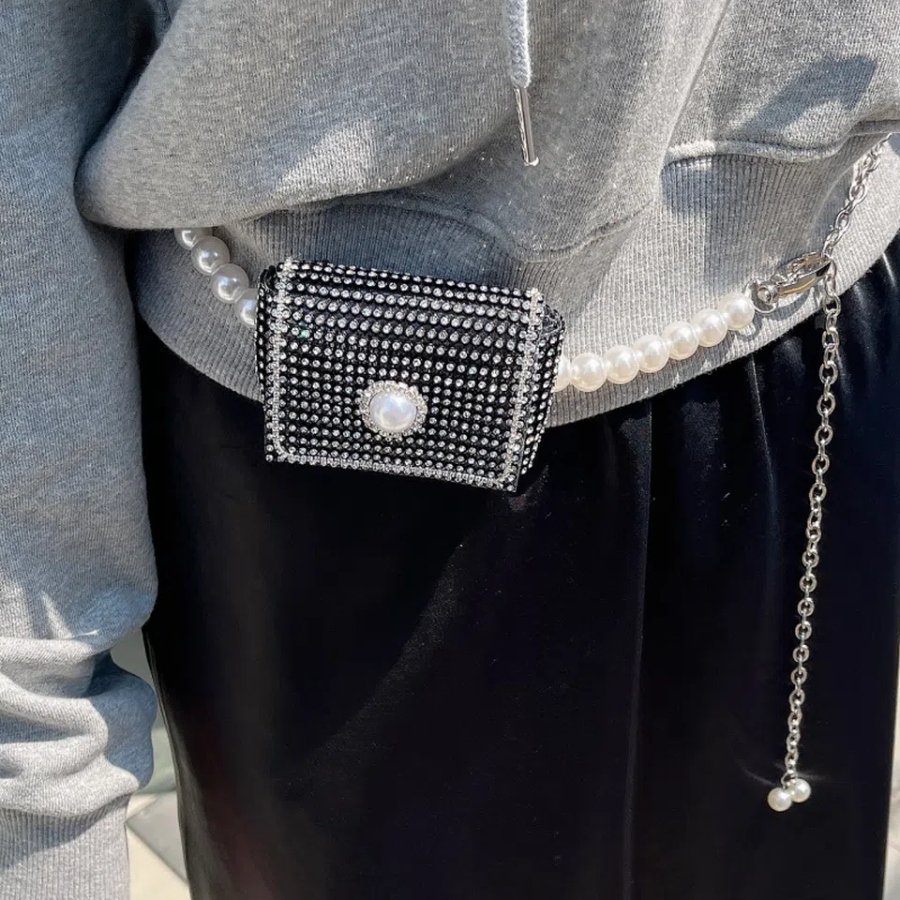 Mini Cubic Pearl Belt Bag — миниатюрная сумочка на поясе с жемчужным и стразовым декором