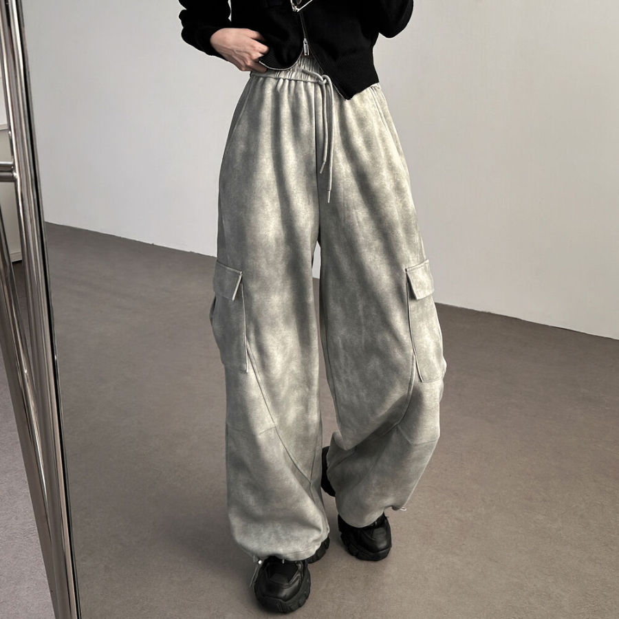 Брюки-чиносы с принтом и стиркой, карманами-карго, с защипами и шнурком на талии, свободного кроя