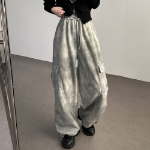 Брюки-чиносы с принтом и стиркой, карманами-карго, с защипами и шнурком на талии, свободного кроя