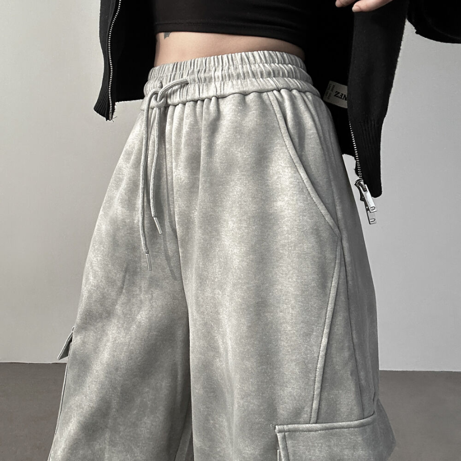 Брюки-чиносы с принтом и стиркой, карманами-карго, с защипами и шнурком на талии, свободного кроя