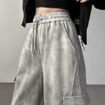 Брюки-чиносы с принтом и стиркой, карманами-карго, с защипами и шнурком на талии, свободного кроя