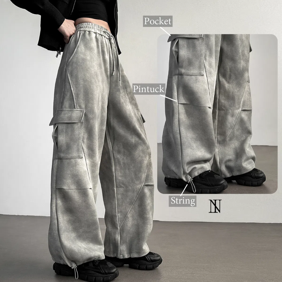 Брюки-чиносы с принтом и стиркой, карманами-карго, с защипами и шнурком на талии, свободного кроя