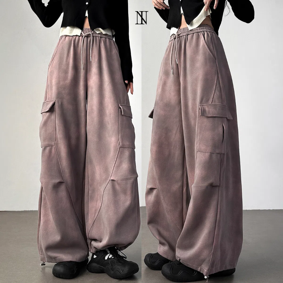 Брюки-чиносы с принтом и стиркой, карманами-карго, с защипами и шнурком на талии, свободного кроя