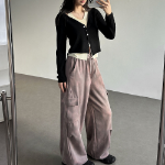 Брюки-чиносы с принтом и стиркой, карманами-карго, с защипами и шнурком на талии, свободного кроя