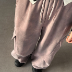 Брюки-чиносы с принтом и стиркой, карманами-карго, с защипами и шнурком на талии, свободного кроя