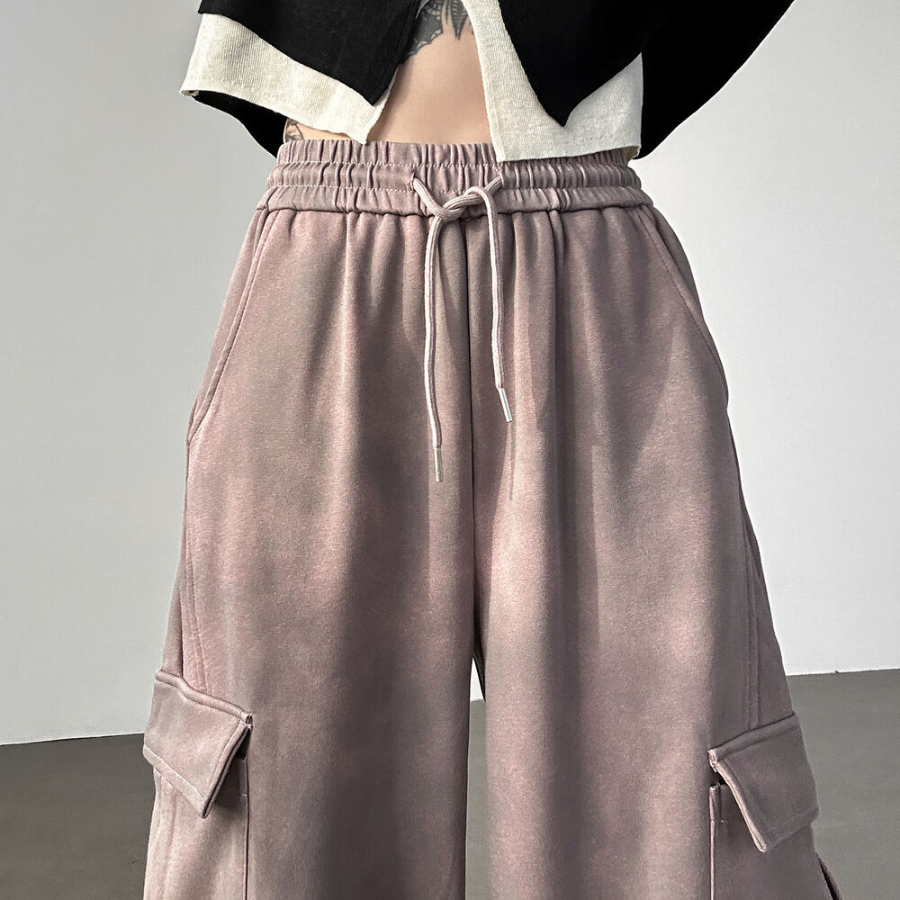 Брюки-чиносы с принтом и стиркой, карманами-карго, с защипами и шнурком на талии, свободного кроя