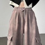 Брюки-чиносы с принтом и стиркой, карманами-карго, с защипами и шнурком на талии, свободного кроя